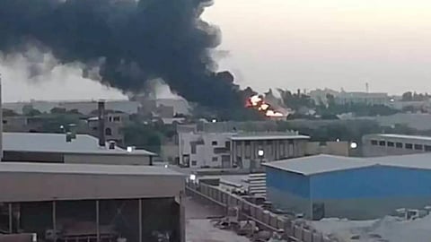 تفاصيل حريق مستودع تابع للشركة العربية لتصنيع المنتجات الطبية