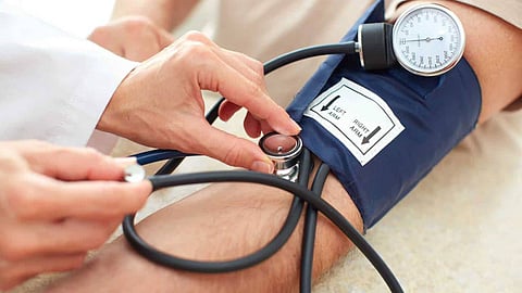 «النمر» يوصي مرضى الكولسترول بمتابعة 4 أشياء بصورة منتظمة