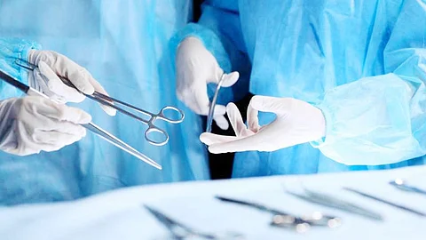 تدخل جراحي ناجح لإنقاذ سبعيني من نزيف في الرأس بمستشفى محايل