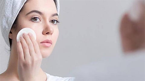 خطوات العناية السليمة بالبشرة الدهنية.. تقشير أسبوعي وطمي طبي