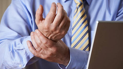 متلازمة «ذراع الفأرة» تهاجم موظفي العمل المكتبي.. نصائح لمواجهة متاعبها