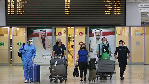 الكويت تستثني «الحالات الإنسانية» من قرار خفض أعداد المسافرين