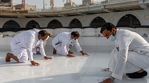 تنظيف الكعبة.. صور توثق مهمة الـ«40 دقيقة» لفريق سعودي متخصص