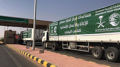 بالصور.. 16 شاحنة إغاثة سعودية تعبر منفذ الوديعة إلى اليمن