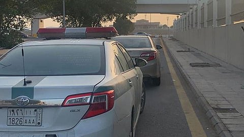 بالفيديو.. قائد مركبة يحاول إيقاف مواطنة بـ«القوة».. والمرور يتدخل