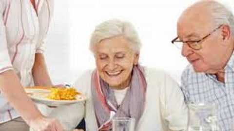 خبراء يقدمون نظامًا غذائيًّا لوقاية كبار السن من الأمراض والسكتة الدماغية