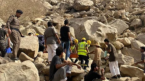 سقوط مواطنين في جبل الغارب بالباحة.. والجهات المعنية تواصل إنقاذهم