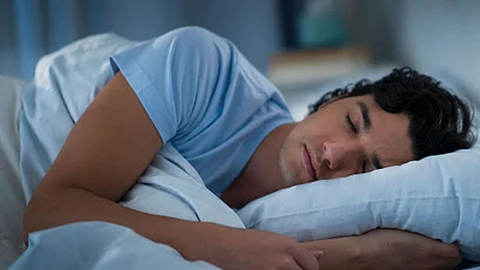 هل النوم على الجانب الأيسر مُضر؟.. «النمر» يجيب