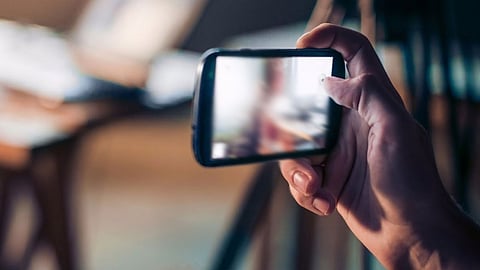 سيدة مشهورة تصوّر ابنتها داخل دورة المياه.. و«العنف الأسري» يتفاعل