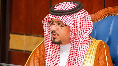 أمين الباحة يتفقد سير الأعمال في مشروع مول الباحة الاستثماري