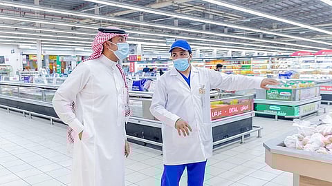 إغلاق 25 منشأة مخالفة.. ومصادرة مواد غذائية فاسدة بالقصيم