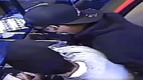 مقطع يوثق عملية سرقة بـ«مسدس لعبة» في أحد بنوك الرياض.. والشرطة تطيح بالجاني