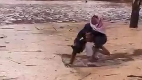 بالفيديو.. مواطن ينقذ مسنًّا تعطلت سيارته في سيول وادي «أم حمض» بضباء
