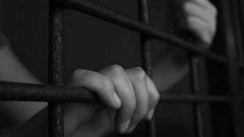 السجن 3 سنوات و74 جلدة لصحفي كشف عن فساد شقيق نائب الرئيس الإيراني