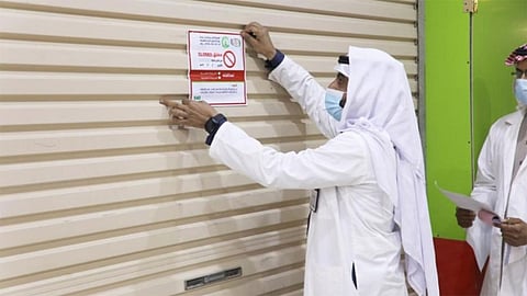 خلال 3 أيام.. إغلاق 38 منشأة ورصد55 مخالفة لتدابير كورونا بالجوف