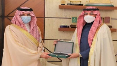 أمير الشرقية يستقبل مبتكر المصحف الإلكتروني للمكفوفين