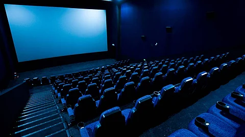 أبوظبي تغلق دور السينما وتمنع إقامة الحفلات والتجمعات