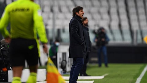 مدرب إنتر يشعل أجواء ديربي إيطاليا بحركة غير أخلاقية تجاه رئيس يوفنتوس