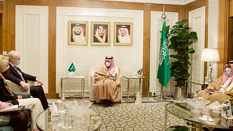 وزير الخارجية يبحث مع المبعوث الأمريكي لليمن حلًا سياسيًّا شاملًا للأزمة