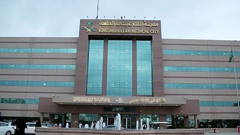 جراحتان نوعيتان بجدة لإعادة تشكيل وجهي مصابين