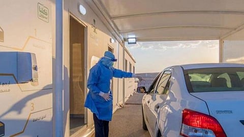 بقاء كورونا في سيارة الشخص المصاب.. وزارة الصحة توضح المدة