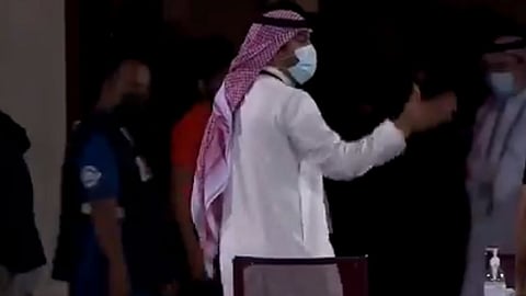 بالفيديو.. مشادة عنيفة بين الهويش ومدير الإتحاد..  والحكم: «احترم نفسك»