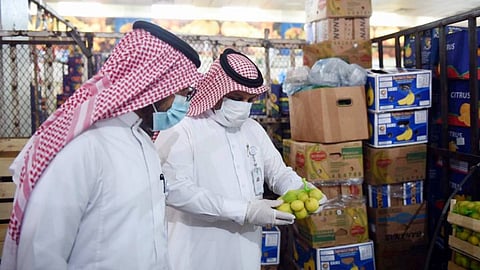 مصادرة أكثر من 2 طن خضراوات وفواكه في حملة على الباعة الجائلين بمكة
