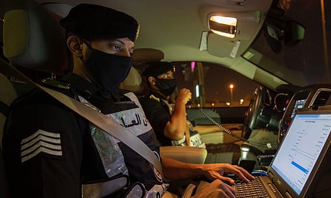 القبض على مواطن بالمدينة لارتكابه جرائم عدة منتحلاً صفة رجل أمن