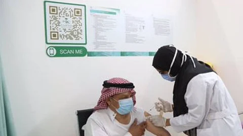 بالصور.. بدء إعطاء لقاح كورونا بمركز جامعة أم القرى في مكة