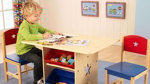 متخصصون: 4 نصائح مهمة تحدد الموضع المثالي لمكتب الطفل