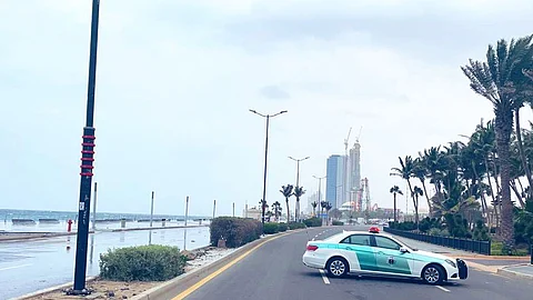 احترازيًا .. تحويلات مرورية على طريق الواجهة البحرية بجدة