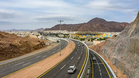 تدشين الحركة المرورية على مشروع جسر تقاطع الإمام مسلم مع طريق الأمير نايف بن عبدالعزيز