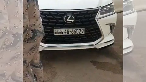 بالفيديو.. صاحب معرض بالرياض يعثر على سيارته المسروقة في رفحاء