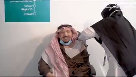 بالفيديو.. أمير القصيم يتلقى الجرعة الأولى من لقاح كورنا