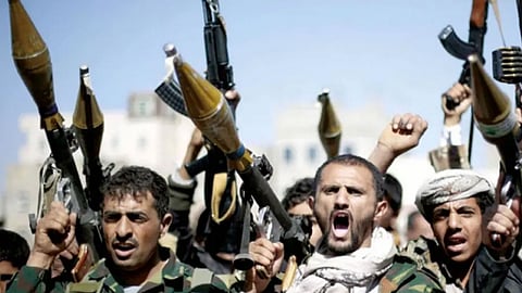 تحت تهديد السلاح.. ميليشيا الحوثي تُجبر شيوخ القبائل على حشد المقاتلين في صفوفها