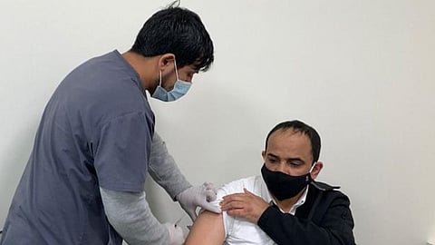 بالصور.. تدشين مركز لقاحات كورونا بتبوك وإعطاء أول جرعة من التطعيم