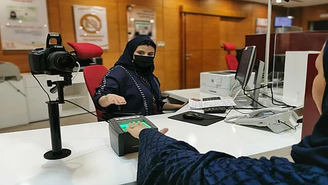 إتلاف البطاقة القديمة قبل تسلم الجديدة.. «الأحوال المدنية» توضح الموقف