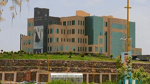 متحدث «جامعة الملك خالد» يوضح حقيقة إجبار الطالبات على ارتداء التنورات والجوارب الطويلة