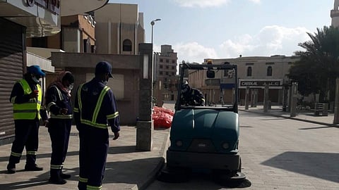 أمانة الطائف تنظف وتغسل المنطقة التاريخية بالمعدات الحديثة