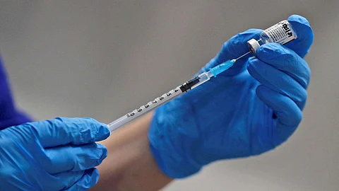 تدشين مركز لقاحات كورونا بالباحة وإعطاء أول جرعة من اللقاح