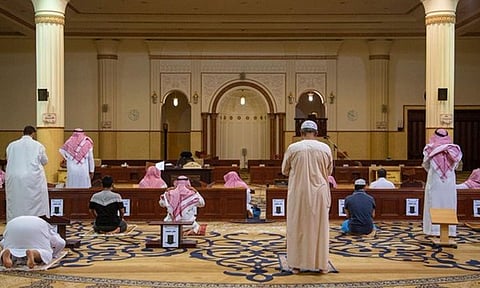 إغلاق 3 مساجد بالرياض والشرقية بعد إصابة 6 من المصلين بكورونا