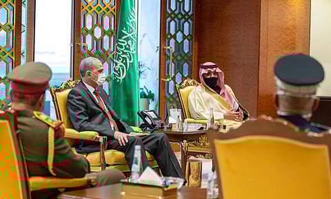 بالصور.. وزير الداخلية العراقي يصل إلى الرياض في زيارة رسمية