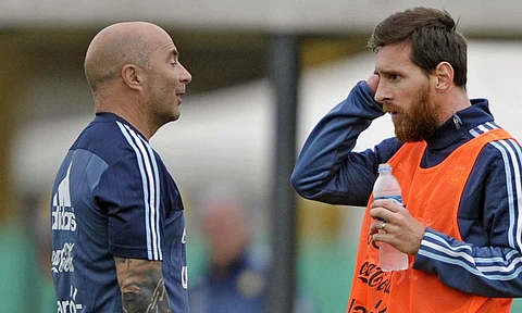 مدرب منتخب الأرجنتين يباغت الهلال بقرار صادم