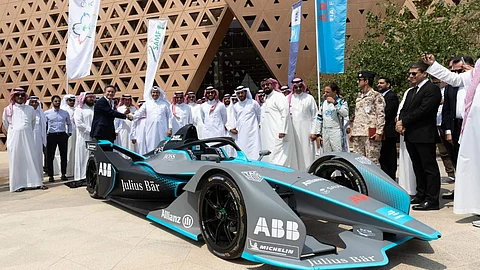 «الإعلام الرياضي» يفتح الباب أمام تغطية «فورمولا إي الدرعية 2021»
