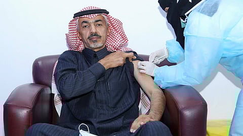 محافظ الخرج يتلقى الجرعة الأولى من لقاح كورونا