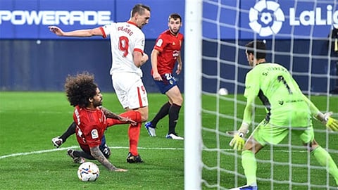 إشبيلية يقصي برشلونة من المركز الثالث في الدوري الإسباني
