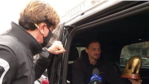 زلاتان يحصل على «الخنزير الذهبي».. ورد فعل غير متوقع من مهاجم الميلان