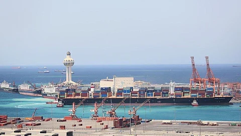 إيقاف حركة الملاحة البحرية بميناء جدة بسبب زيادة سرعة الرياح