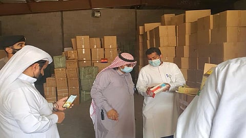 ضبط وإغلاق مستودع مخالف بجدة يحتوي كميات ضخمة من الكمامات الطبية