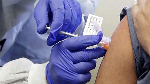 وزارة الصحة: أخذ النساء لقاح كورونا وقت الدورة الشهرية «عادي»